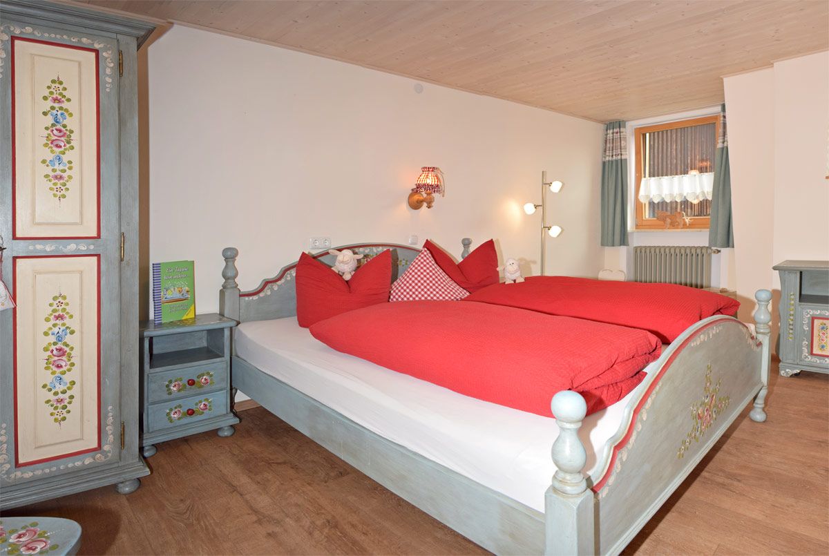 Schlafzimmer mit Doppelbett und Schrank