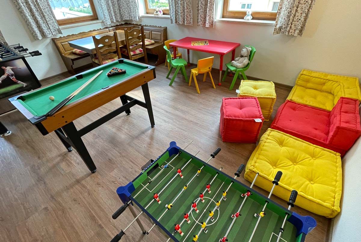 Spielzimmer mit SPielecke, Tischkickern und Billiard