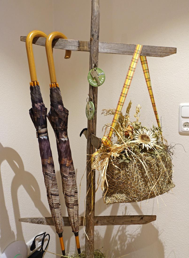 Liebevolle Deko und Regenschirme im Flur
