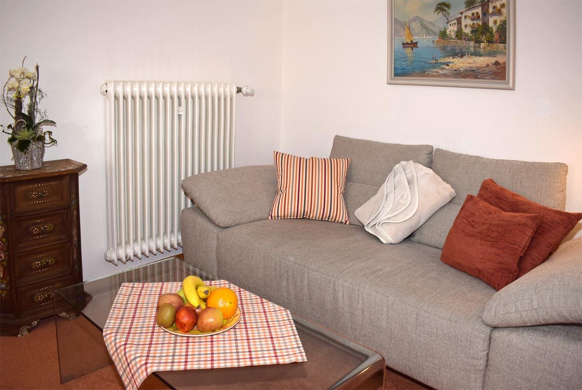 Gemütliches Sofa und eine Heizung