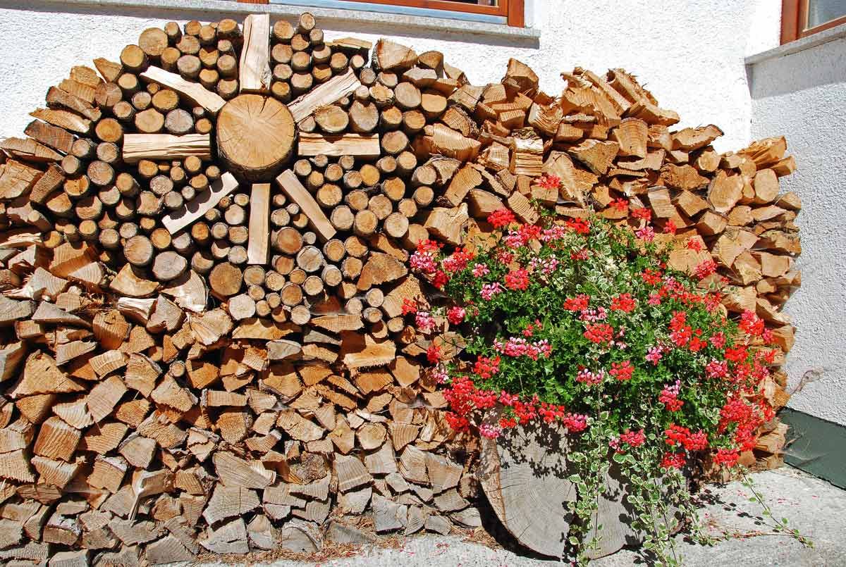 Holzscheite und Blumendeko