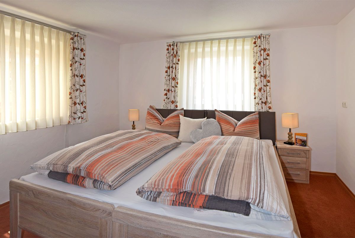 Großes gemütliches Doppelbett, mit Nachtkästchen und Lampen