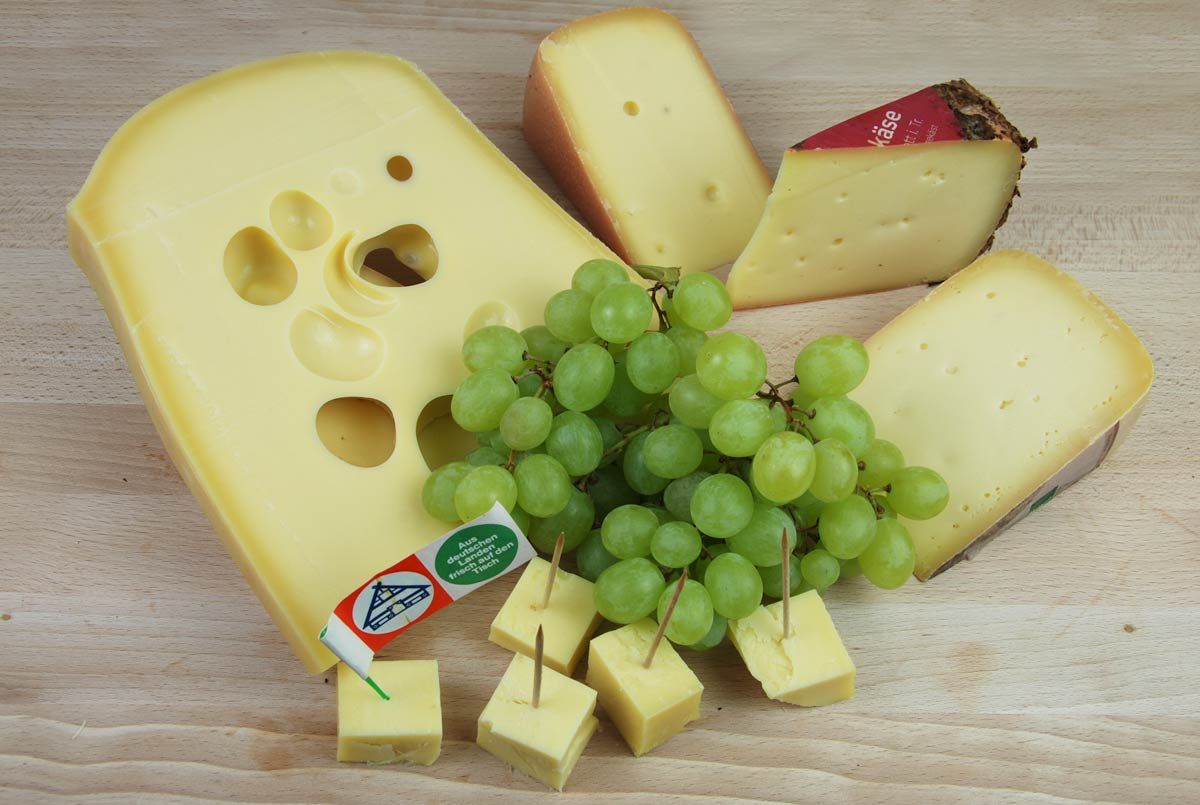 Käse mit Käsewürfeln und Weintrauben
