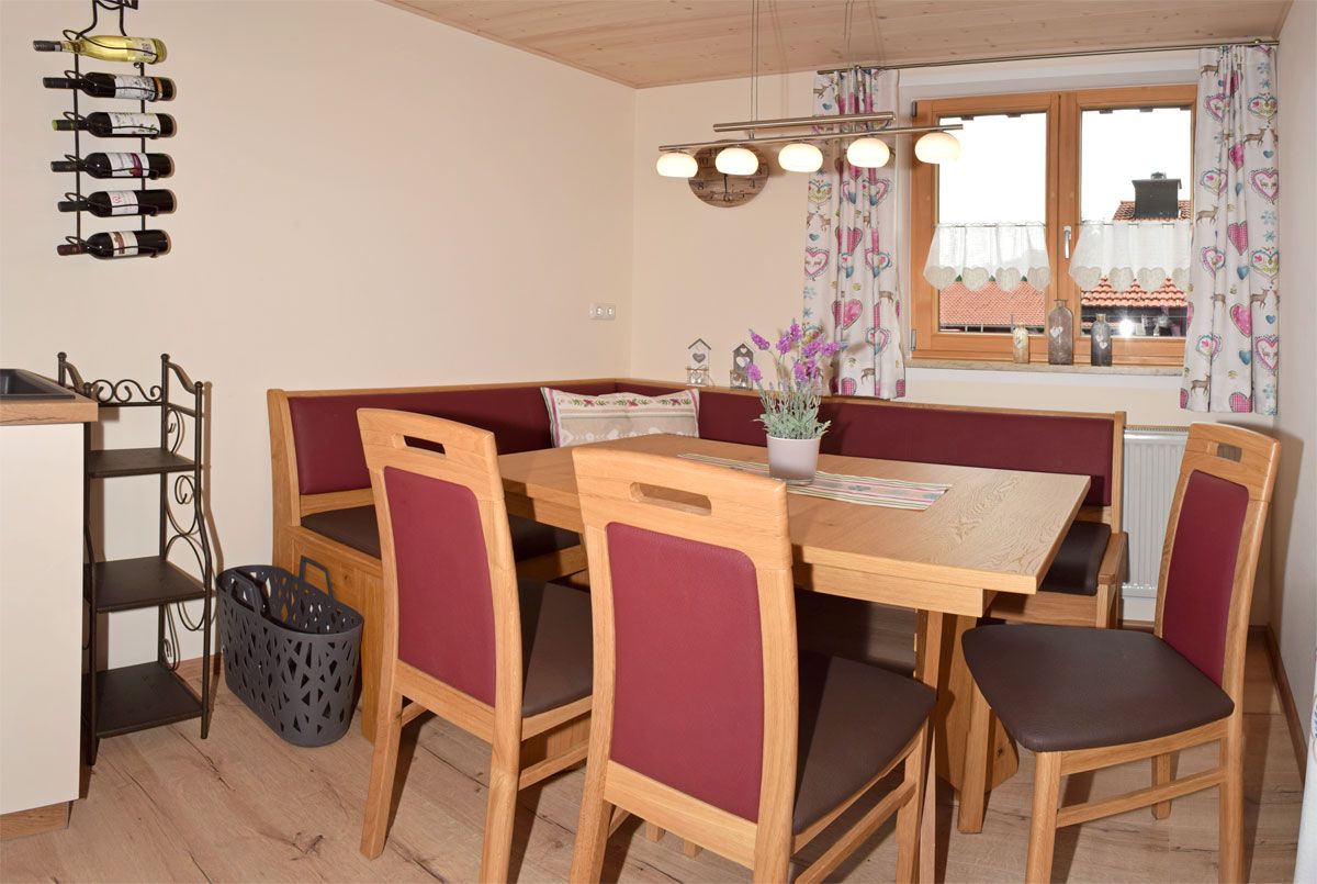 Esstisch mit Stühlen und großer Essbank