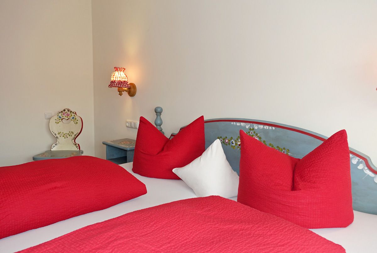 Gemütliches Doppelbett mit Nachtischen