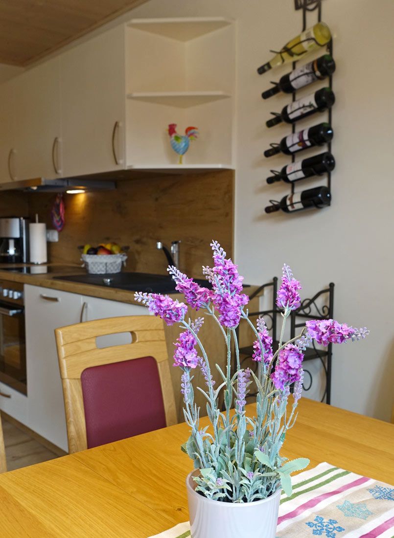 Liebevolle Deko und ein Weinregal