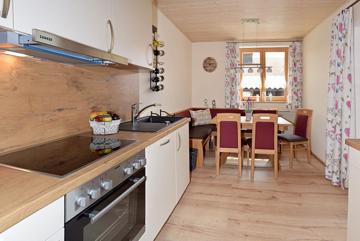 Helle Wohnküche mit Balkonzugang