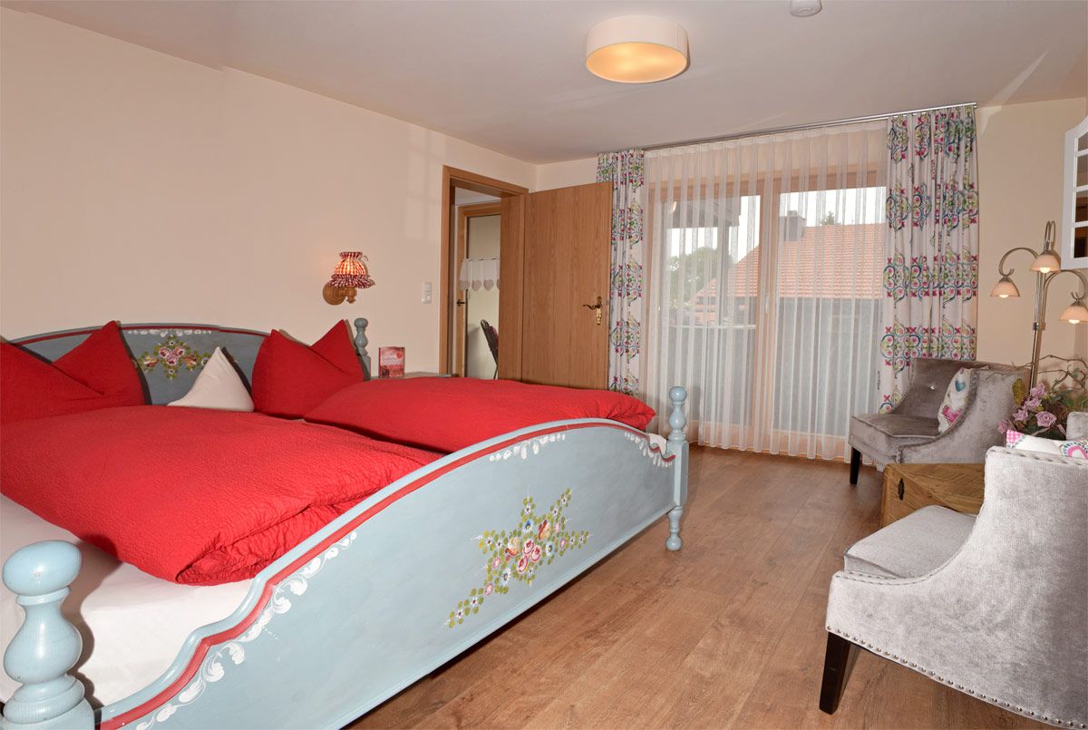 Großes Doppelbett im Landhausstil