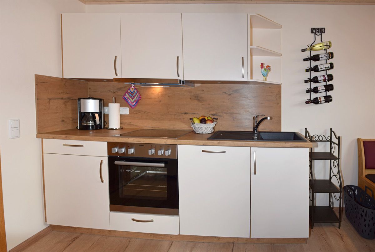 Moderne vollausgestattete Küchenzeile