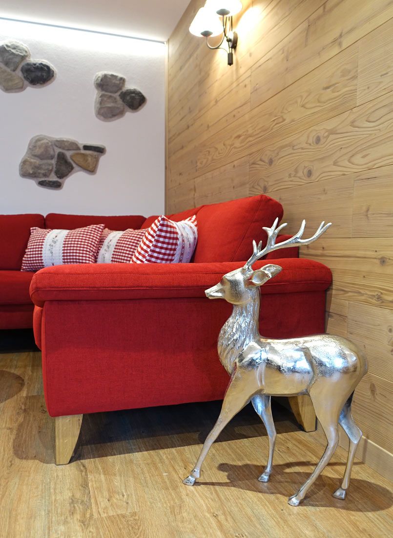 Silberner Hirsch neben der Couch