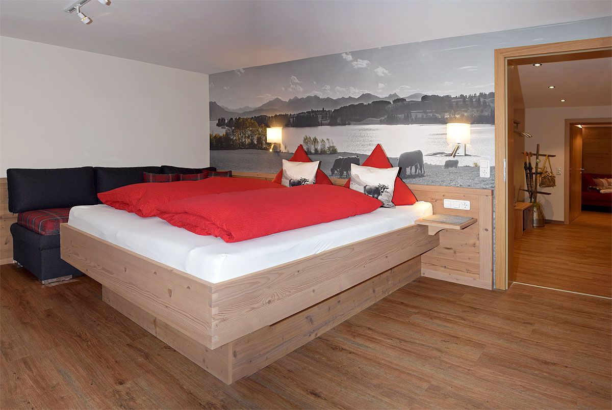 Schlafzimmer mit großem Doppelbett und Panoramabild inkl. Schlafsofa