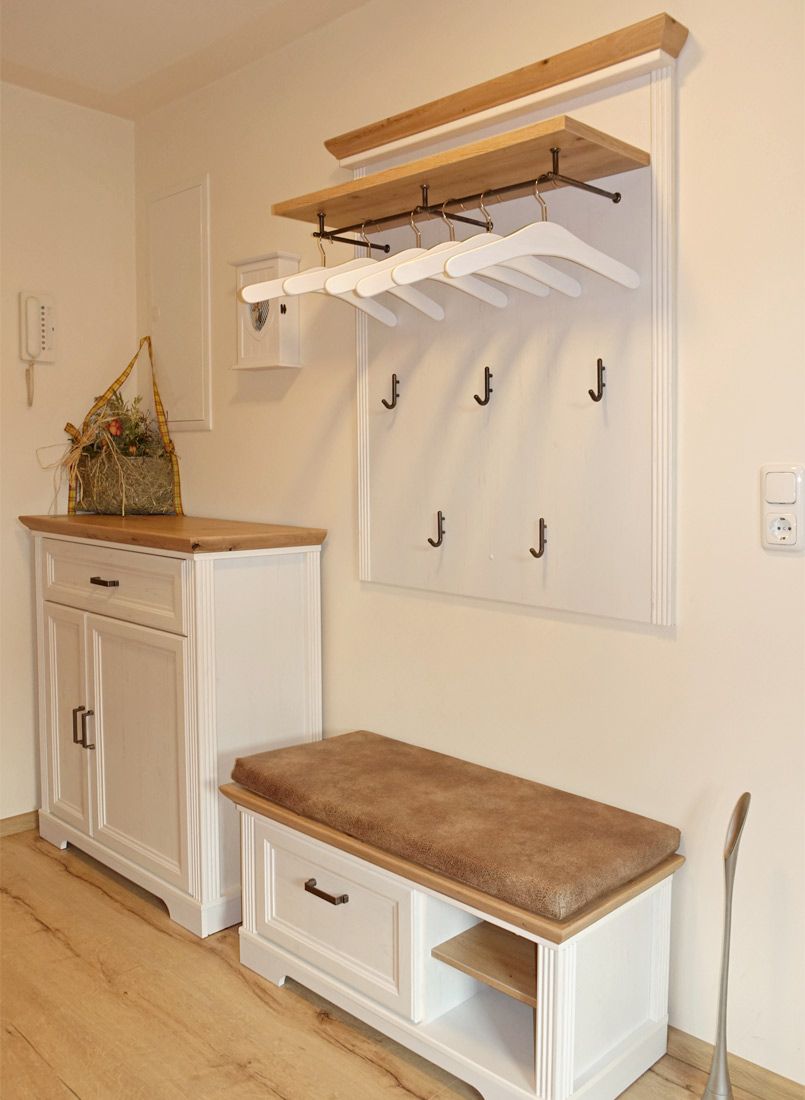 Landhaus Garderobe mit Schuhschrank und Sitzbank